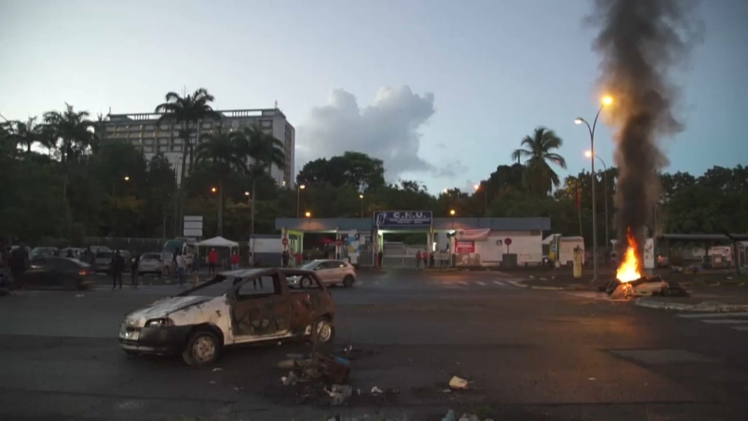 Devant le CHU de Pointe-à-Pitre, jeudi soir