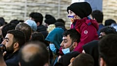 انتظار صدها عراقی در فرودگاه میسنک برای سوار شدن به هواپیما و بازگشت به کشورشان 