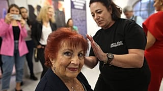 Salina Steinfeld lässt sich schön machen vor ihrem großen Auftritt im Zion Museum in Jerusalem, 16. November 2021.