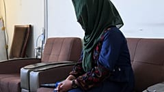  الصحفية السابقة  "مدينة"، تم تغيير اسمها لحماية هويتها، وهي تتحدث خلال مقابلة مع وكالة فرانس برس في كابول، أفغانستان، 13 نوفمبر 2021