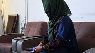  الصحفية السابقة  "مدينة"، تم تغيير اسمها لحماية هويتها، وهي تتحدث خلال مقابلة مع وكالة فرانس برس في كابول، أفغانستان، 13 نوفمبر 2021
