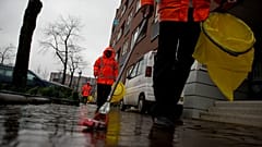 Hollanda'nın Amsterdam kentinde çöp toplayan işçiler
