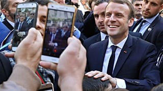 الرئيس الفرنسي إيمانويل ماكرون في زيارته إلى الجزائر في 6 ديسمبر 2017