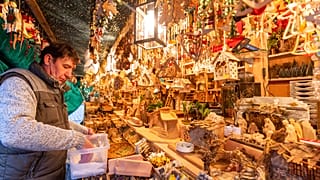 Un marchand démonte son stand alors que le marché de Noël a été annulé pour la deuxième année consécutive, à Nuremberg (Allemagne) le vendredi 19 novembre 2021..