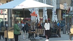Residentes de Múnich caminando por las calles pese a las restricciones impuestas por Angela Merkel