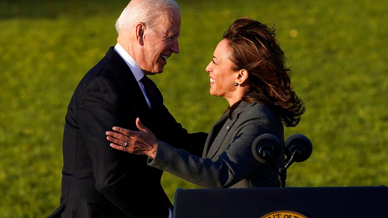 US-Präsident Joe Biden und Vizepräsidentin Kamala Harris umarmen sich auf dem South Lawn des Weißen Hauses in Washington, 15.11.2021