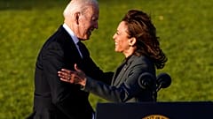 US-Präsident Joe Biden und Vizepräsidentin Kamala Harris umarmen sich auf dem South Lawn des Weißen Hauses in Washington, 15.11.2021