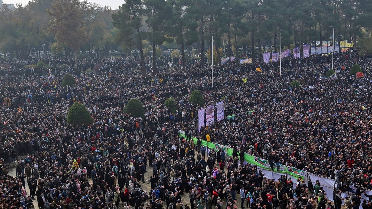 İsfahan'da nehrin kuruması protesto edildi