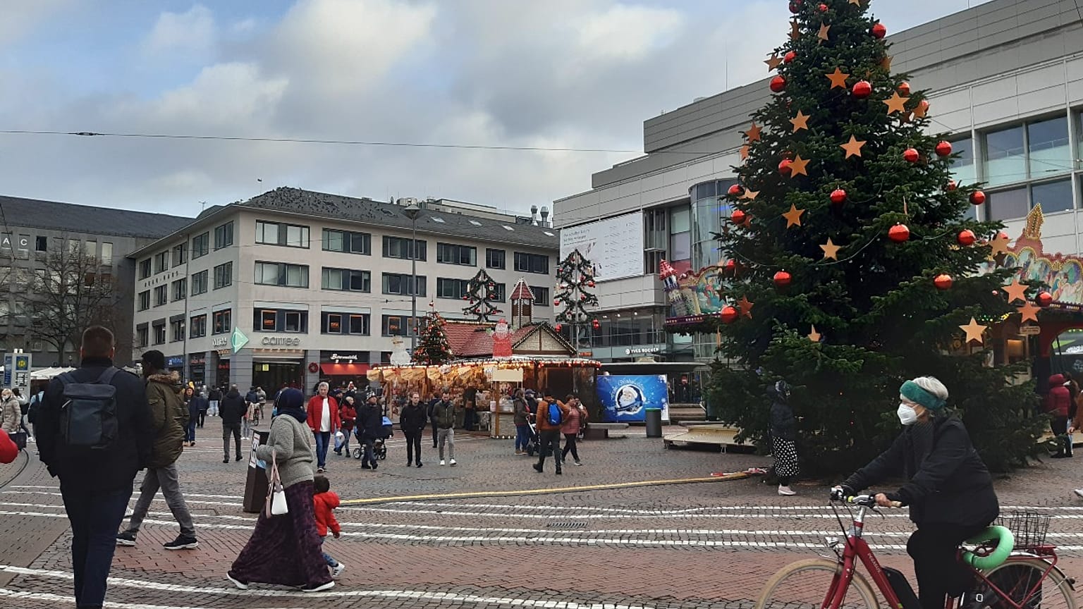 Am Luisenplatz in Darmstadt - gegenüber traten Impfgegnerinnen und Impfgegner auf
