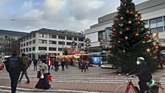 Am Luisenplatz in Darmstadt - gegenüber traten Impfgegnerinnen und Impfgegner auf
