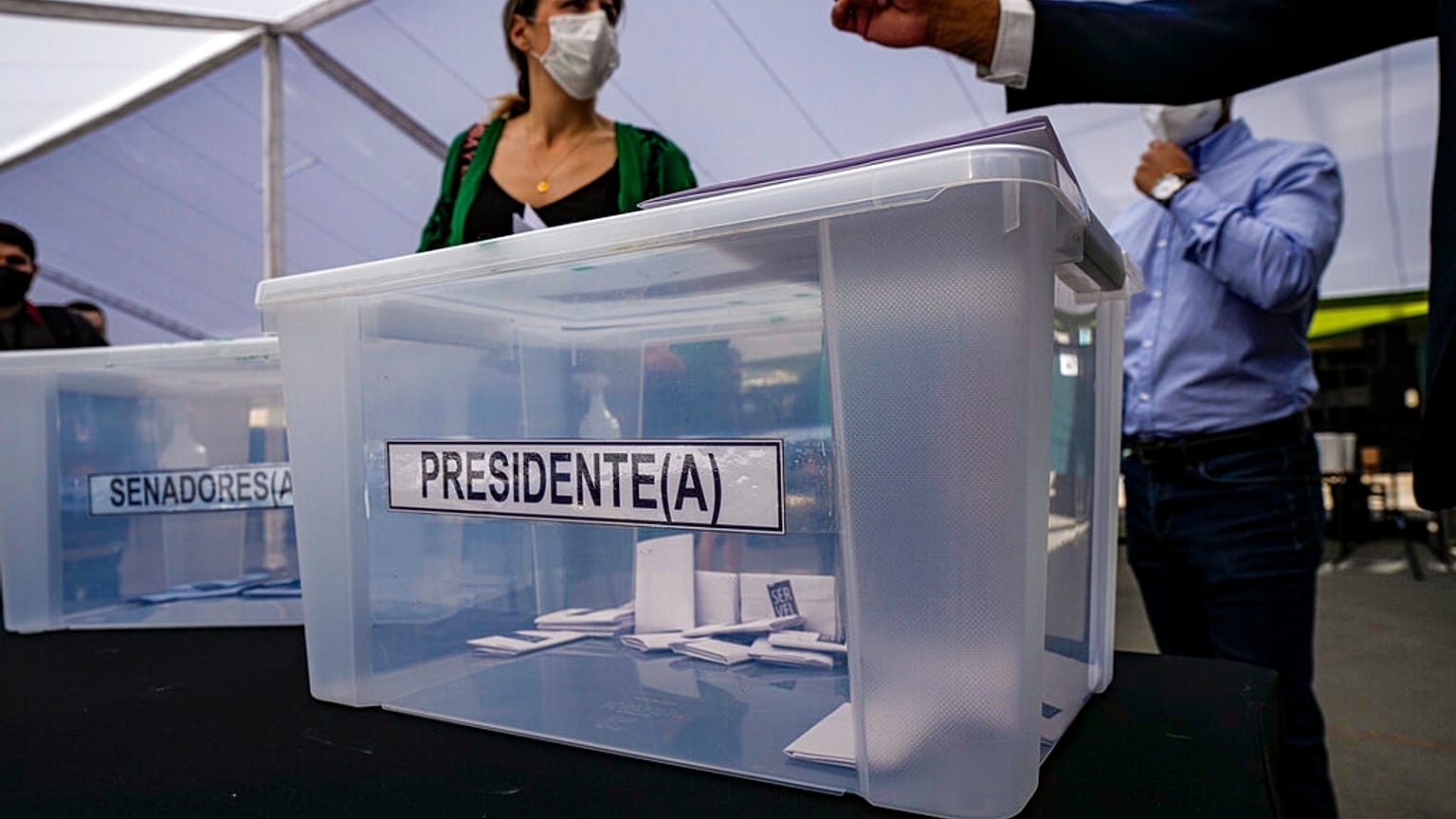 Participantes en un simulacro electoral ultiman los detalles para la celebración de los comicios presidenciales del domingo 21 de noviembre en Chile.