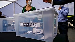 Participantes en un simulacro electoral ultiman los detalles para la celebración de los comicios presidenciales del domingo 21 de noviembre en Chile.