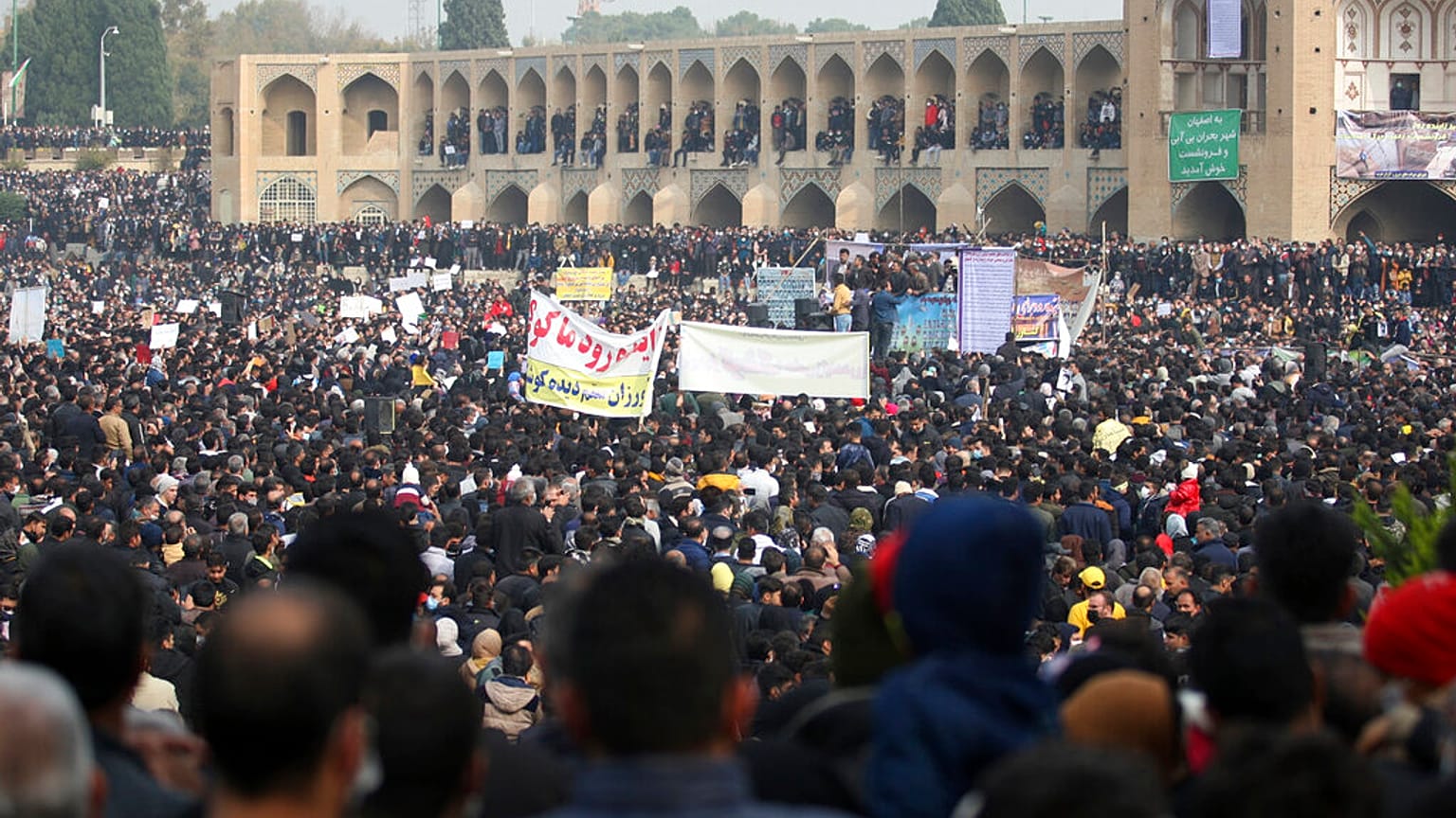 Protesta en la ciudad iraní de Isfahan por la escasez de agua tras secarse el río Zayandeh
