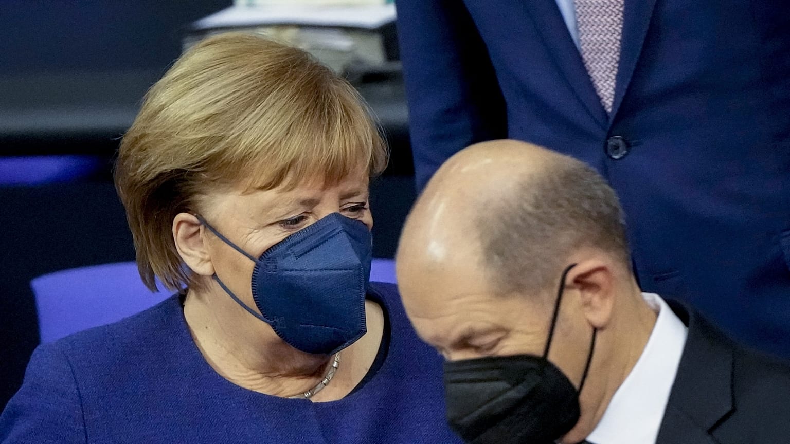 Olaf Scholz, a kancellári pozíció várományosa és Angela Merkel ügyvezető kancellár a Bundestagban
