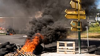 احتجاجات اتحاد النقابات العمالية ضد الرخصة الصحية في إقليم غوادلوب في أرخبيل جزر الكاريبي الفرنسي.