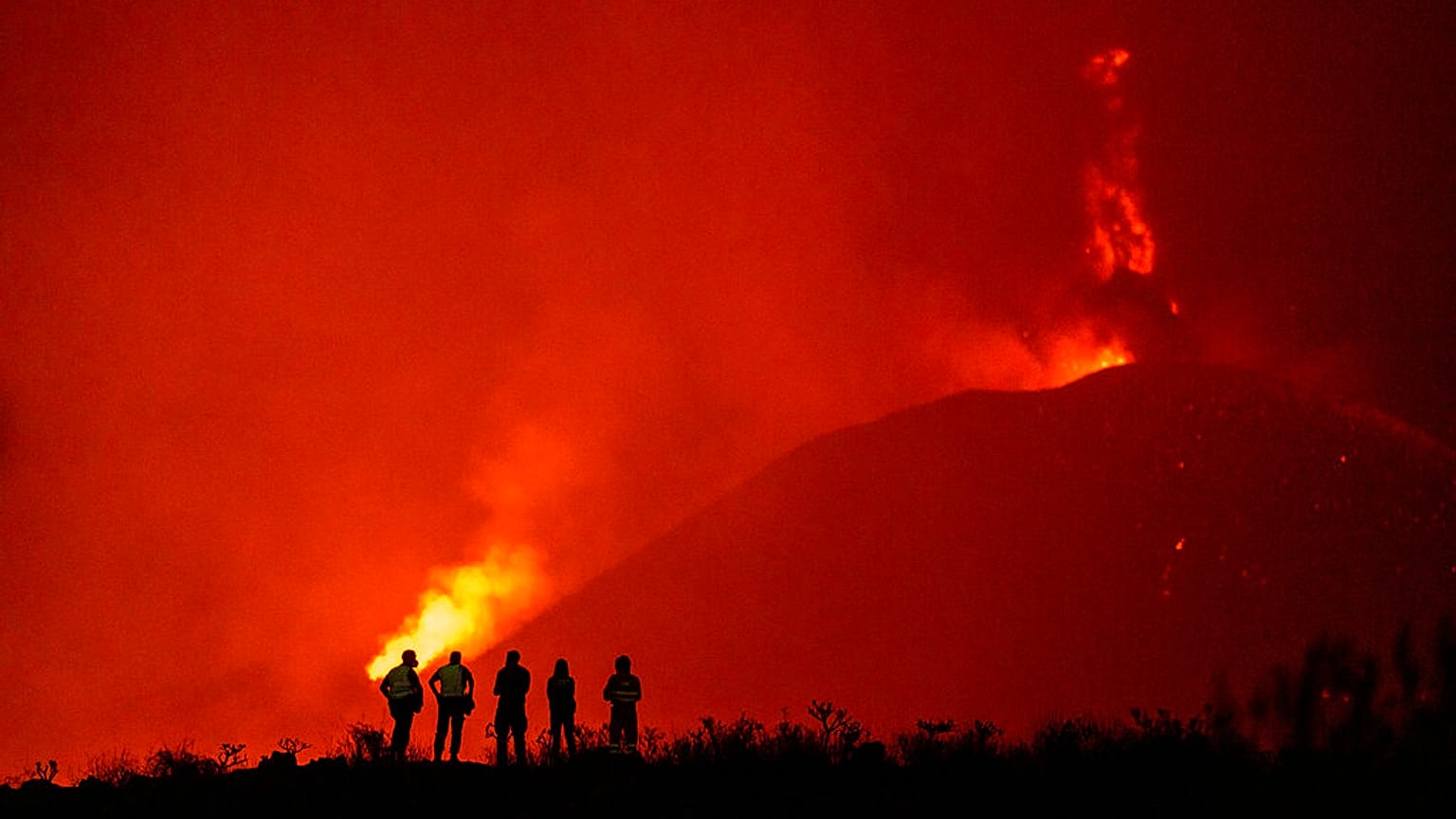 Vulkan spuckt: La Palma muss Flughafen sperren