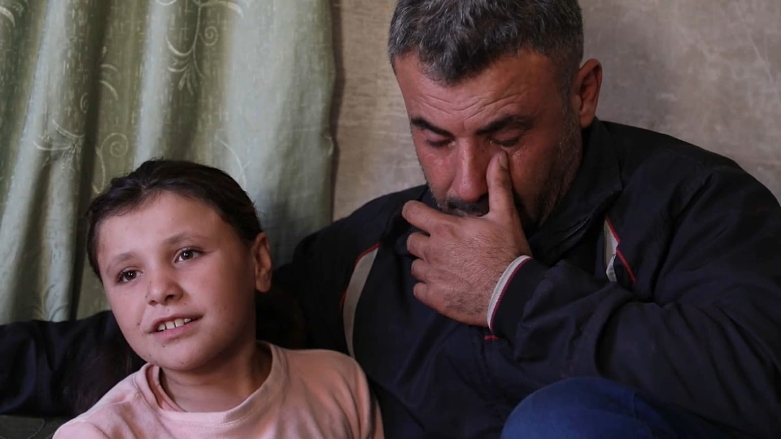 Mahmoud et sa fille Maryam, rescapée de l'explosion d'une bombe trouvée dans un champ