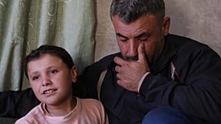 Mahmoud et sa fille Maryam, rescapée de l'explosion d'une bombe trouvée dans un champ