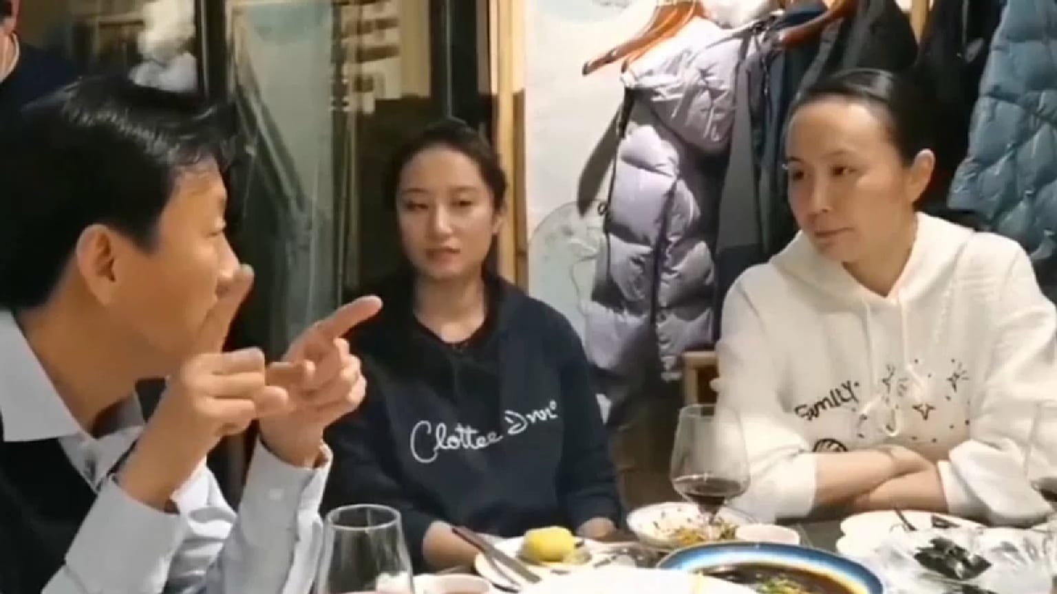 Peng Shuai, à direita, num vídeo partilhado no sábado