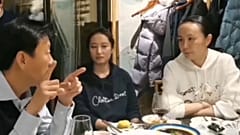 Peng Shuai, à direita, num vídeo partilhado no sábado