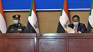 الجنرال السوداني عبد الفتاح البرهان ورئيس الوزراء عبد الله حمدوك خلال مراسم توقيع اتفاق لإعادة انتقال السلطة إلى المدنيين.