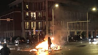 Auf einer Straße in Den Haag brennt es. Es gab mehrere Festnahmen im Laufe der Nacht.