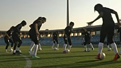لاعبات منتخب السعودية للسيدات يتدربن في ملعب الرياض في السعودية.