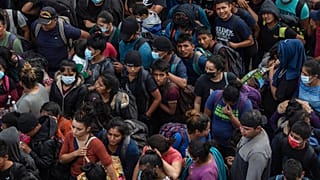Migrantes se agolpan en el patio de la Procuraduría General de la República tras ser interceptados en el interior de camiones de carga
