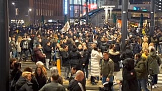 Hollanda'da Covid-19 önlemleri protesto edildi