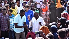 والد متظاهرة سودانية يتحدث إلى الناس خلال جنازتها في العاصمة الخرطوم في 20 نوفمبر 2021.
