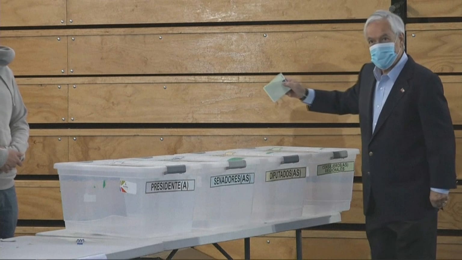El presidente chileno, Sebastián Piñera, acude a votar en Santiago, Chile