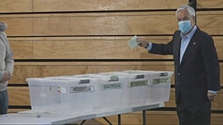 El presidente chileno, Sebastián Piñera, acude a votar en Santiago, Chile