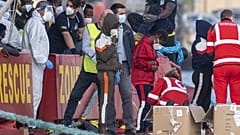 Migranti sbarcano al porto di Trapani - 7.11.2021