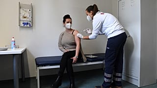 Eine Frau im oberbayerischen Haar wird geimpft