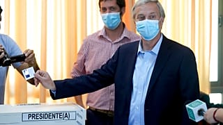 El candidato ultraconservador José Antonio Kast vota en Santiago, Chile