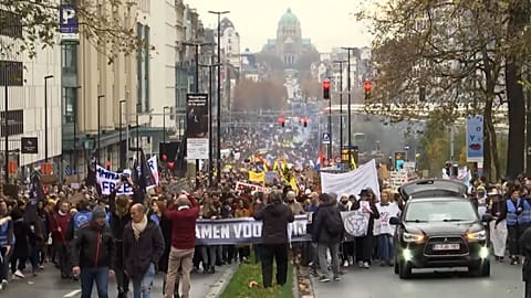 Manifestation à Bruxelles pour défendre les libertés après de nouvelles mesures anti-Covid