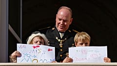 Zwillinge Gabriella und Jacques mit ihrem Vater Albert von Monaco und den Nachrichten an die Mama