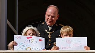 Zwillinge Gabriella und Jacques mit ihrem Vater Albert von Monaco und den Nachrichten an die Mama