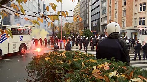 Wasserwerfer, Tränengas, Festnahmen bei Demo gegen Corona-Regeln