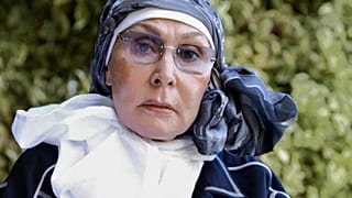 الفنانة المصرية سهير البابلي في حديقتها بمدينة الإسكندرية الساحلية شمال البحر الأبيض المتوسط. 2005/09/02