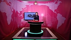 مقدمة البرنامج الإخباري بصيرة جويا تجلس أثناء التسجيل في محطة تلفزيون زان (تلفزيون النساء) في كابل، أفغانستان. 2017/05/30
