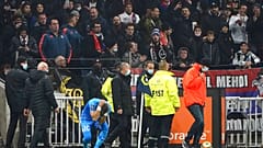Nach dem Flaschenwurf gegen Dimitri Payet in Lyon im Groupama Stadion