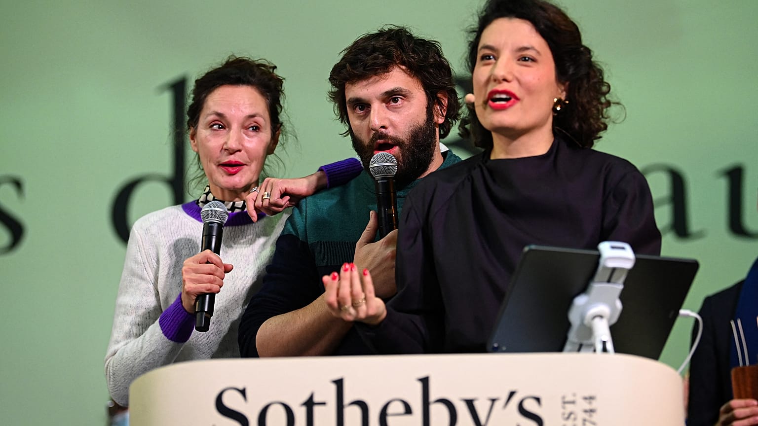 An der Auktion beteiligten sich auch Schauspielerin Jeanne Balibar und ihr Kollege Pio Marmai. Rechts im Bild: Auktionatorin Aurelie Massou 
