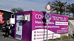 Egy konténerben kialakított COVID-teszt mintavételi állomás a Hungária körúton, a metró Puskás Ferenc Stadion megállója előtt.