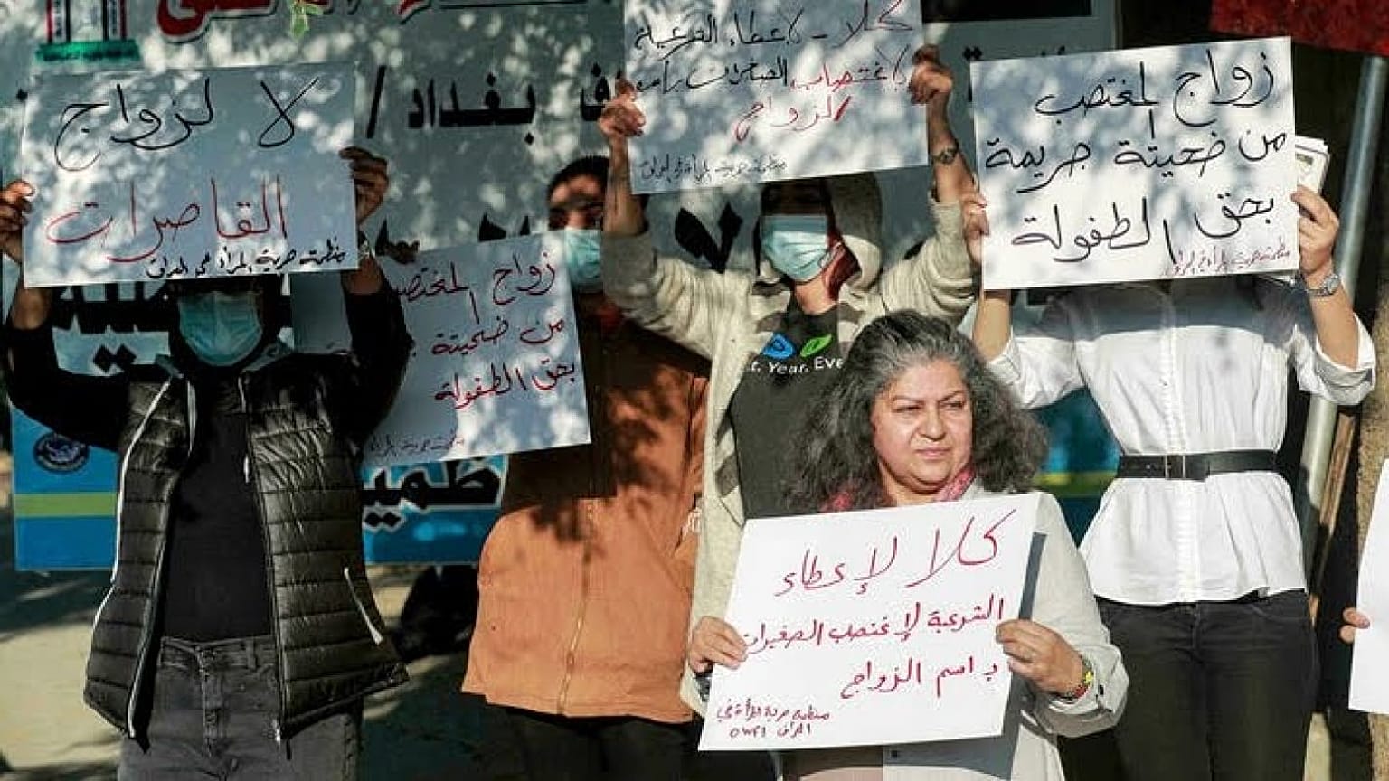 Irak'ın başkenti Bağdat'ta bir mahkeme önünde toplanan aktivistler, 12 yaşındaki bir kıza kıyılan dini nikahın resmileştirilmesine karşı çıktı