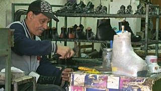 مصنعو الأحذية يدويا في الأردن يكافحون للحفاظ على مهنتهم