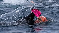 Le nageur paralympique français Théo Curin traverse à la nage le lac Titicaca entre la Bolivie et le Pérou