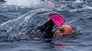 Le nageur paralympique français Théo Curin traverse à la nage le lac Titicaca entre la Bolivie et le Pérou
