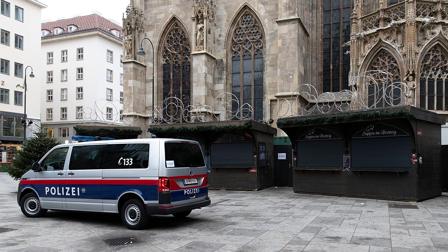 Nichts los in Wien: Weihnachtsmarktbuden sind geschlossen, nur wenige Menschen sind unterwegs.