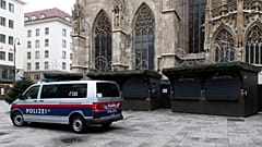 Nichts los in Wien: Weihnachtsmarktbuden sind geschlossen, nur wenige Menschen sind unterwegs.
